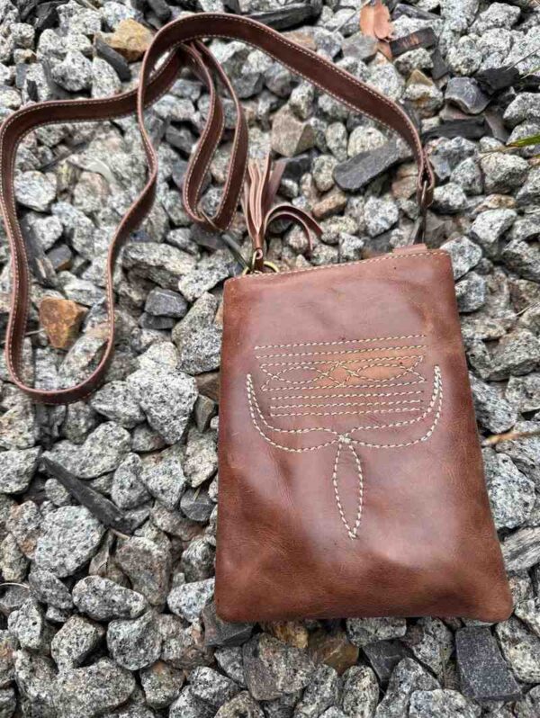 western-embroidered-leather-mobile-pouch